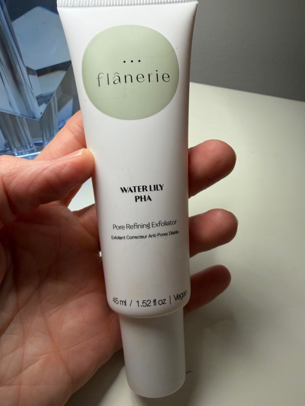 Water Lily PHA Pore Refining Exfoliator - White/Soft Green